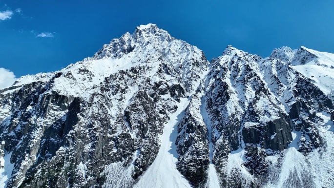 航拍318国道西藏雪山