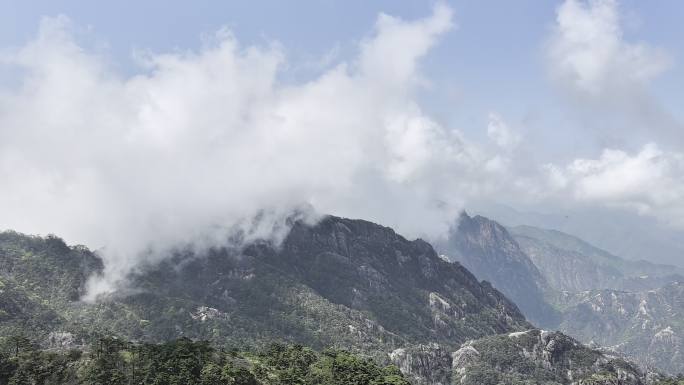 晴天云雾飘过黄山山顶