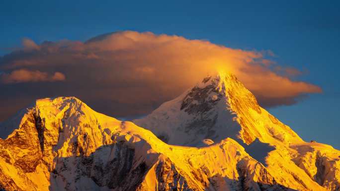 贡嘎雪山日照金山延时