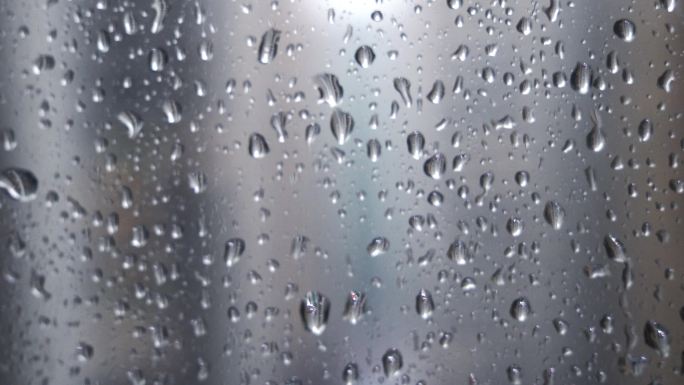 下雨玻璃雨滴窗户雨水珠