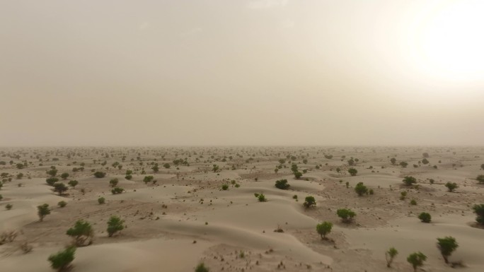 航拍新疆塔克拉玛干沙漠漫天黄沙