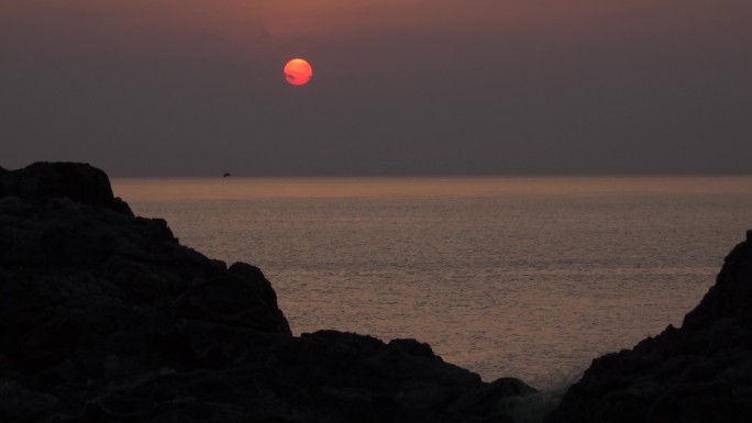 礁石岩石海平面太阳炫光