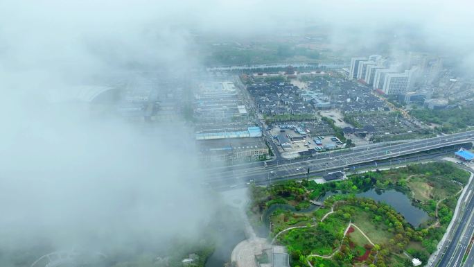 穿越城市上空的雨云