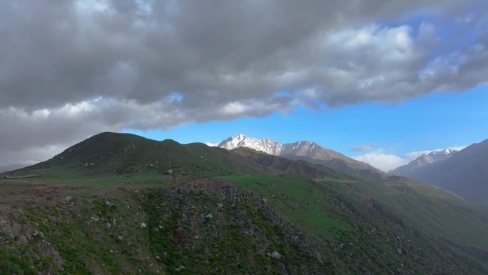 新疆伊犁夏塔大草原塔村天山山脉雪山2