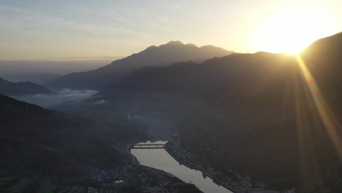 初阳在山峰若现