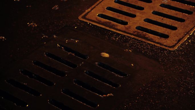 下雨城市下水道排水