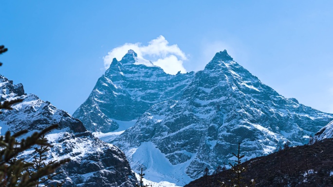 四姑娘雪山