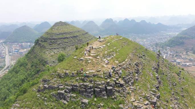 贵州安龙：喀斯特地质奇观“金字塔”引游客