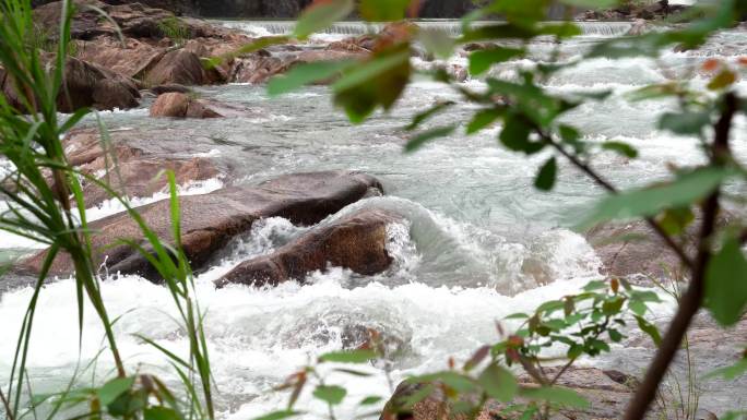 山涧瀑布青山流水