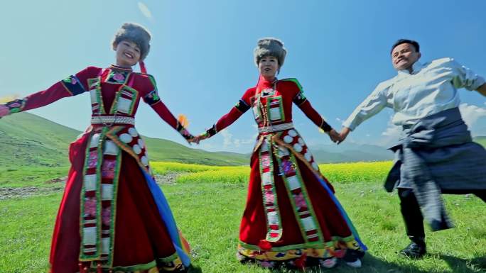 少数民族地区藏族祈福起舞敬酒