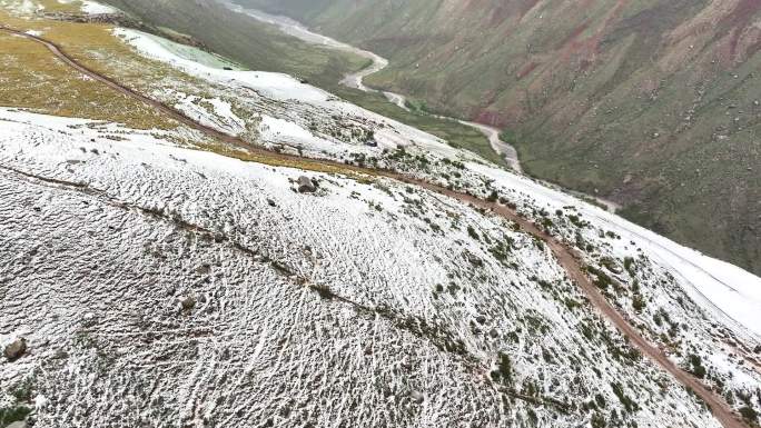 新疆环塔汽车拉力赛丹霞大峡谷雪地越野