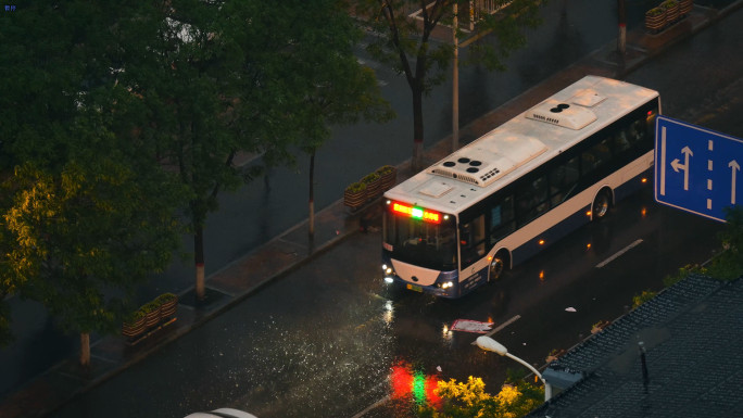 暴风雨路上车辆公交车路面积水楼上视角行人