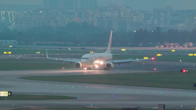 韩国仁川货运航空波音737货机降落滑行