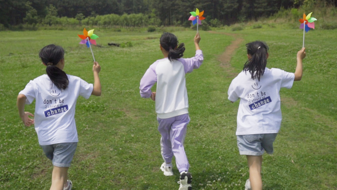一群小孩草坪奔跑风车儿童节祖国的花朵