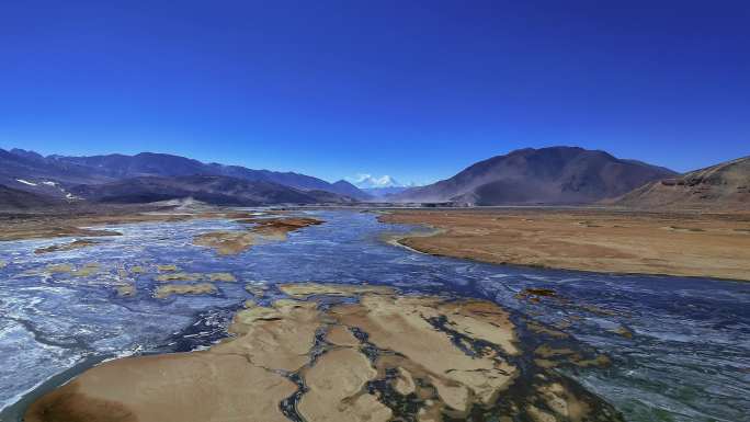 航拍西藏蓝天河谷冰川沙漠