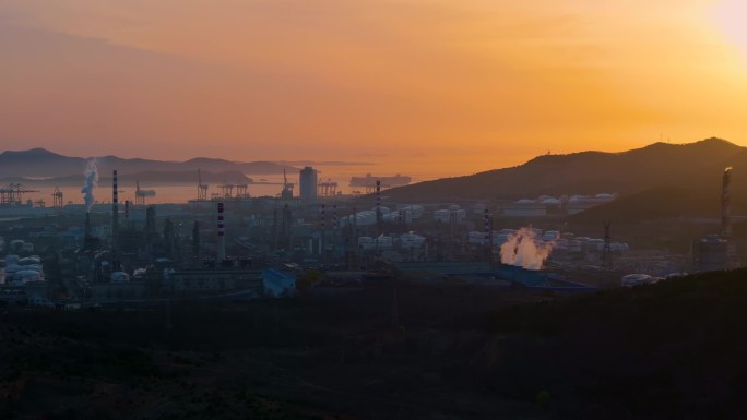 朝阳下的港口石油化工产业园