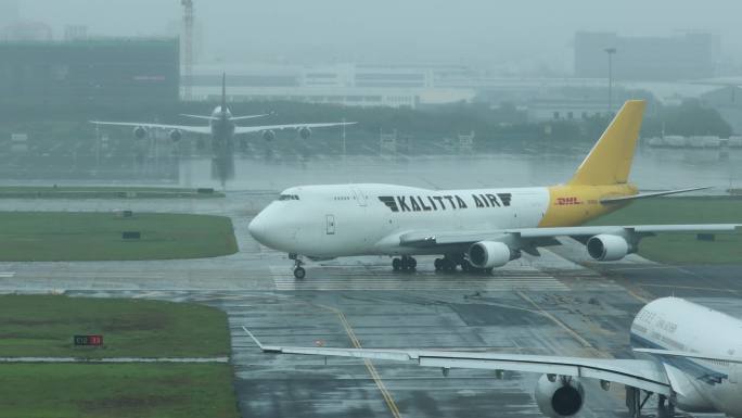 雨天机场飞机吹起水花起飞波音747吹水