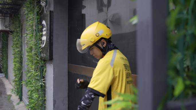 美团小哥躲雨 交警给外卖小哥撑伞升格4k