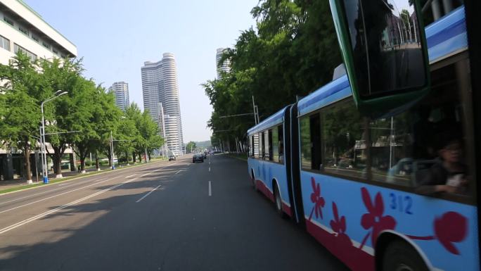 汽车驶过朝鲜平壤金日成广场