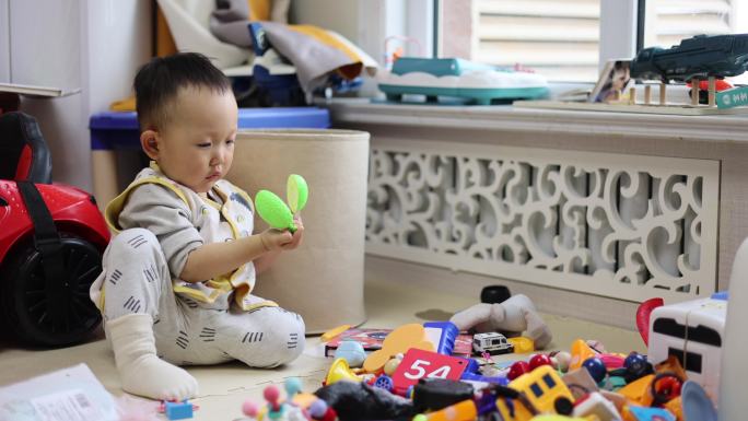【合集】婴儿在客厅自己玩玩具