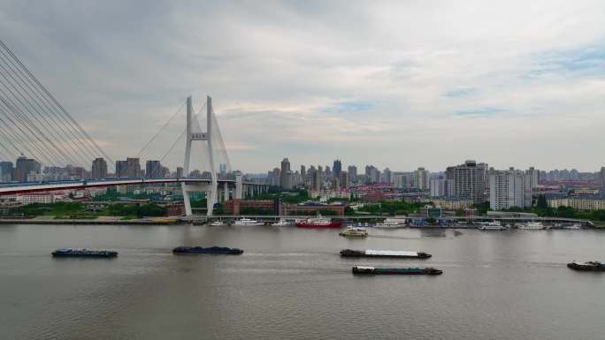 上海市黄浦区黄浦江南浦大桥桥梁车流交通航