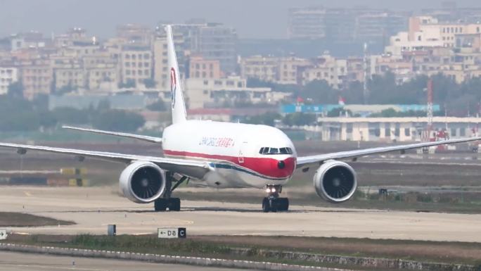 中国货运航空波音777货机滑行