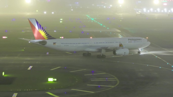低能见大雾中的机场飞机滑行起飞