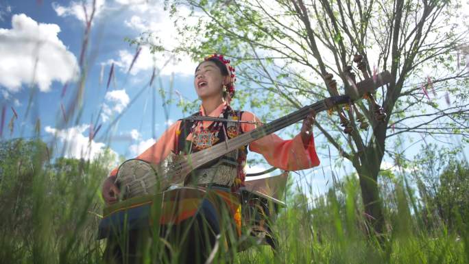 西藏拉孜姑娘弹唱扎年琴