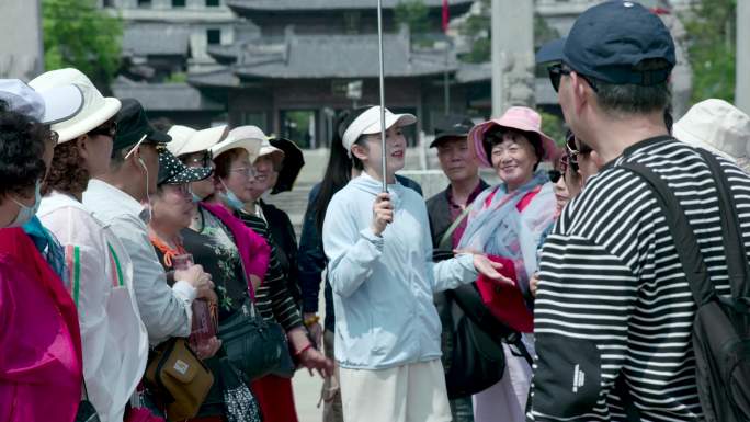 旅游 导游 一群人景区聊天讨论