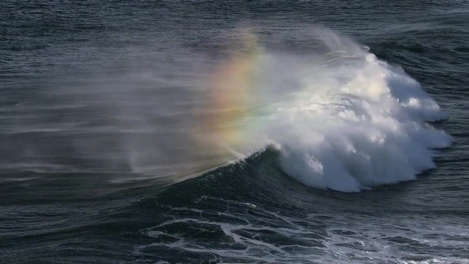 海浪拍打反射彩虹