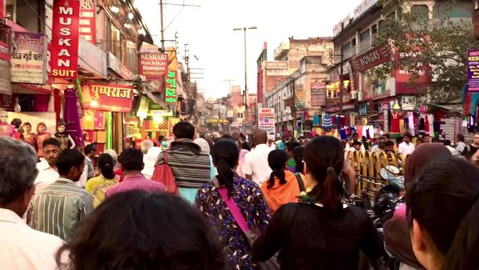 印度教圣地瓦拉纳西嘈杂的街景