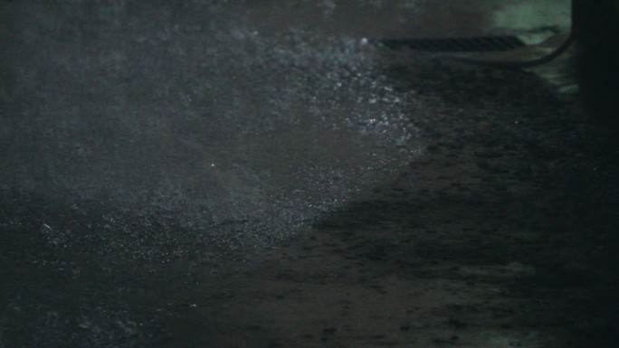 雨滴落在混凝土地面上