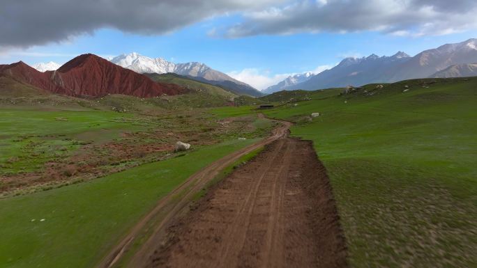 新疆伊犁夏塔大草原塔村天山山脉雪山