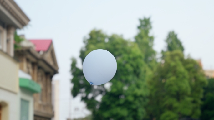 蓝色气球飘飞在空