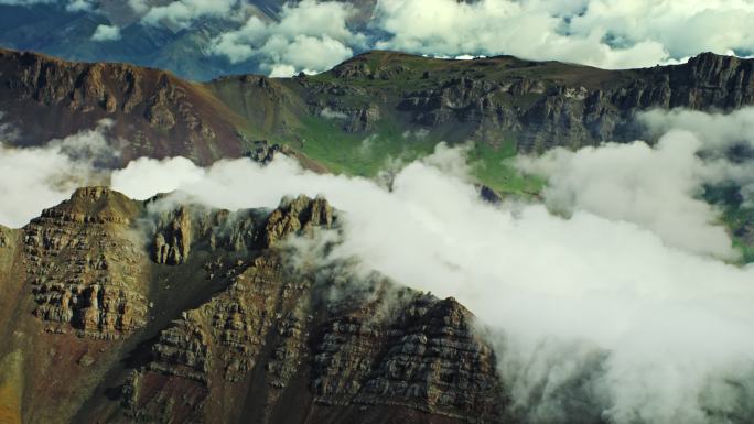 直升机航拍新疆伊利赛里木湖雪山