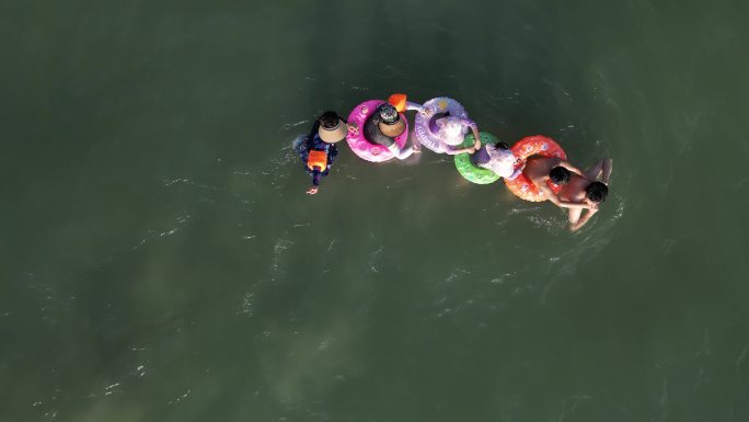 海上孩童游玩