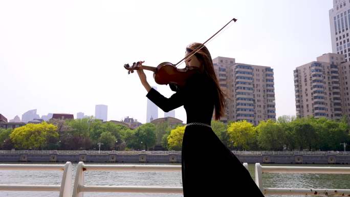 小提琴家天津海河边拉小提琴6高级感镜头