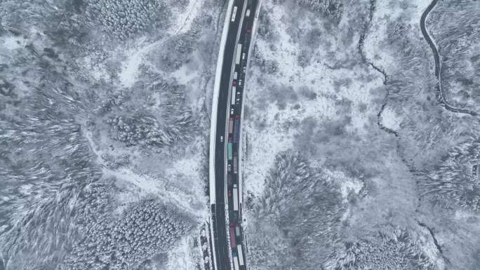 下雪天拥堵的高速公路