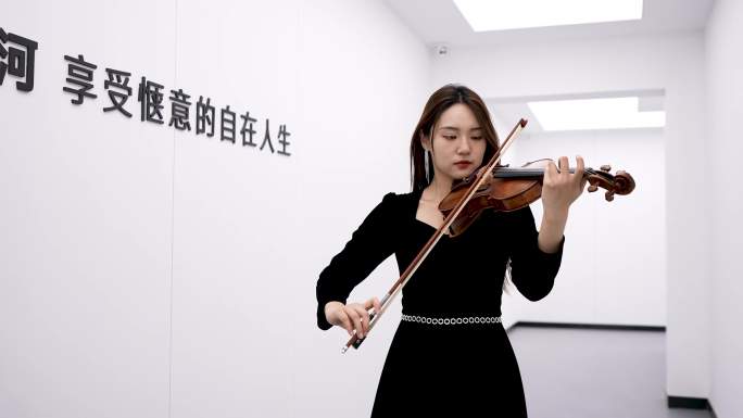 小提琴家简洁空间演奏高级感镜头