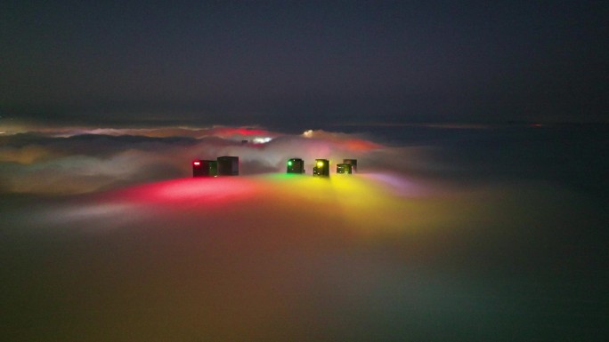 晚上平流雾下的会展中心