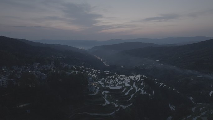 夕阳下的古老村庄梯田水田 高密度时间