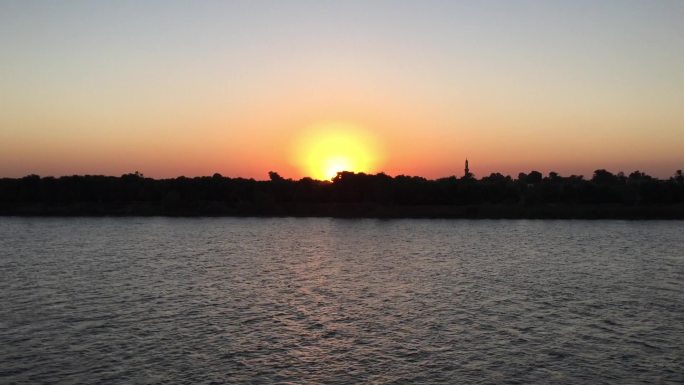 日落时分，埃及卢克索尼罗河游轮看沙漠绿洲
