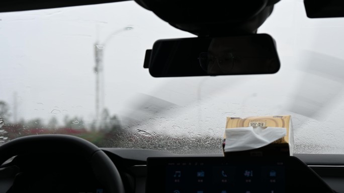 下雨天开车视频