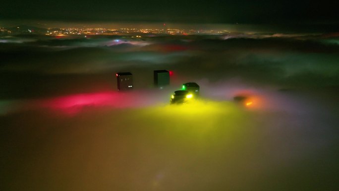 晚上平流雾下的会展中心