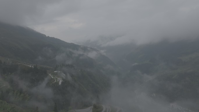 云海中大山梯田 村庄