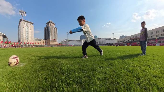 中国小孩踢足球射中