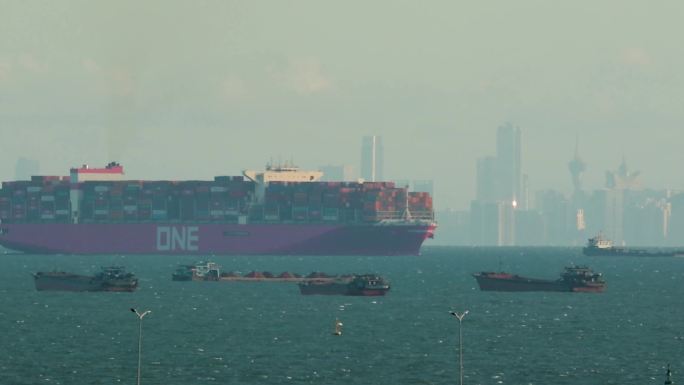 ONE集装箱船海运巨轮在珠江口航行