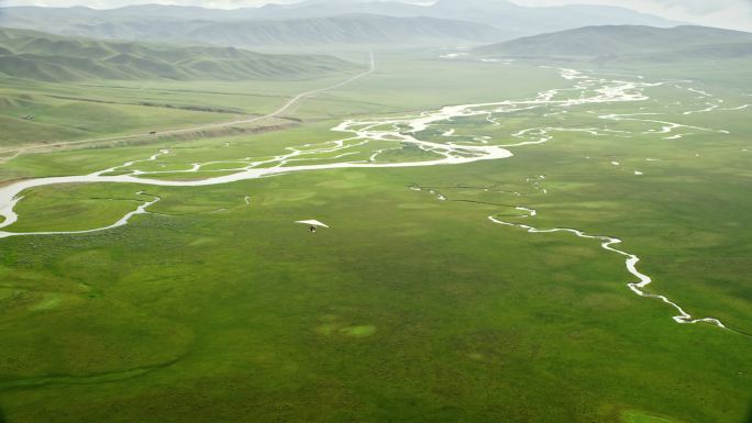 直升机航拍新疆巴音布鲁克滑翔伞飞行