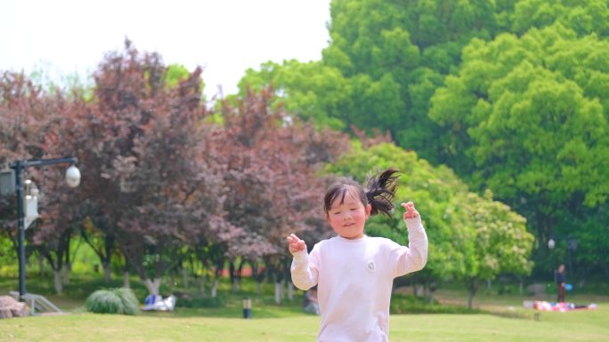 快乐无忧无虑童年玩耍时光公园小孩子小女孩