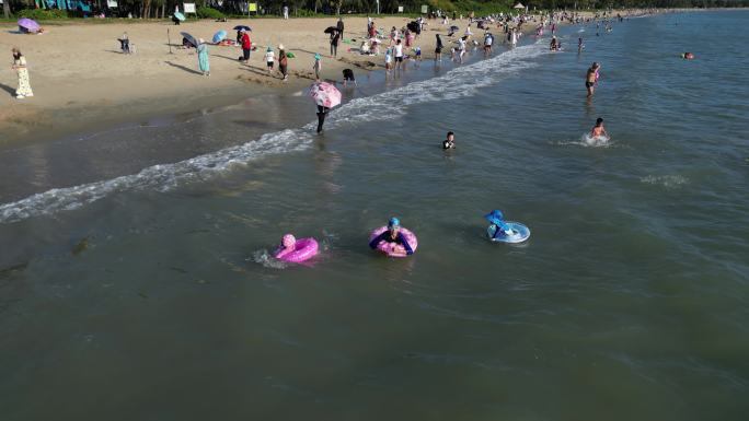 三亚湾海边儿童戏水